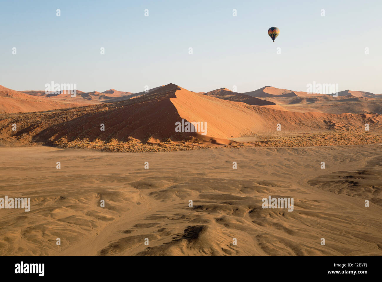 Ballon à air chaud au-dessus des dunes de sable du désert du Namib, photographié d'un deuxième ballon, Namib-Naukluft National Park Banque D'Images