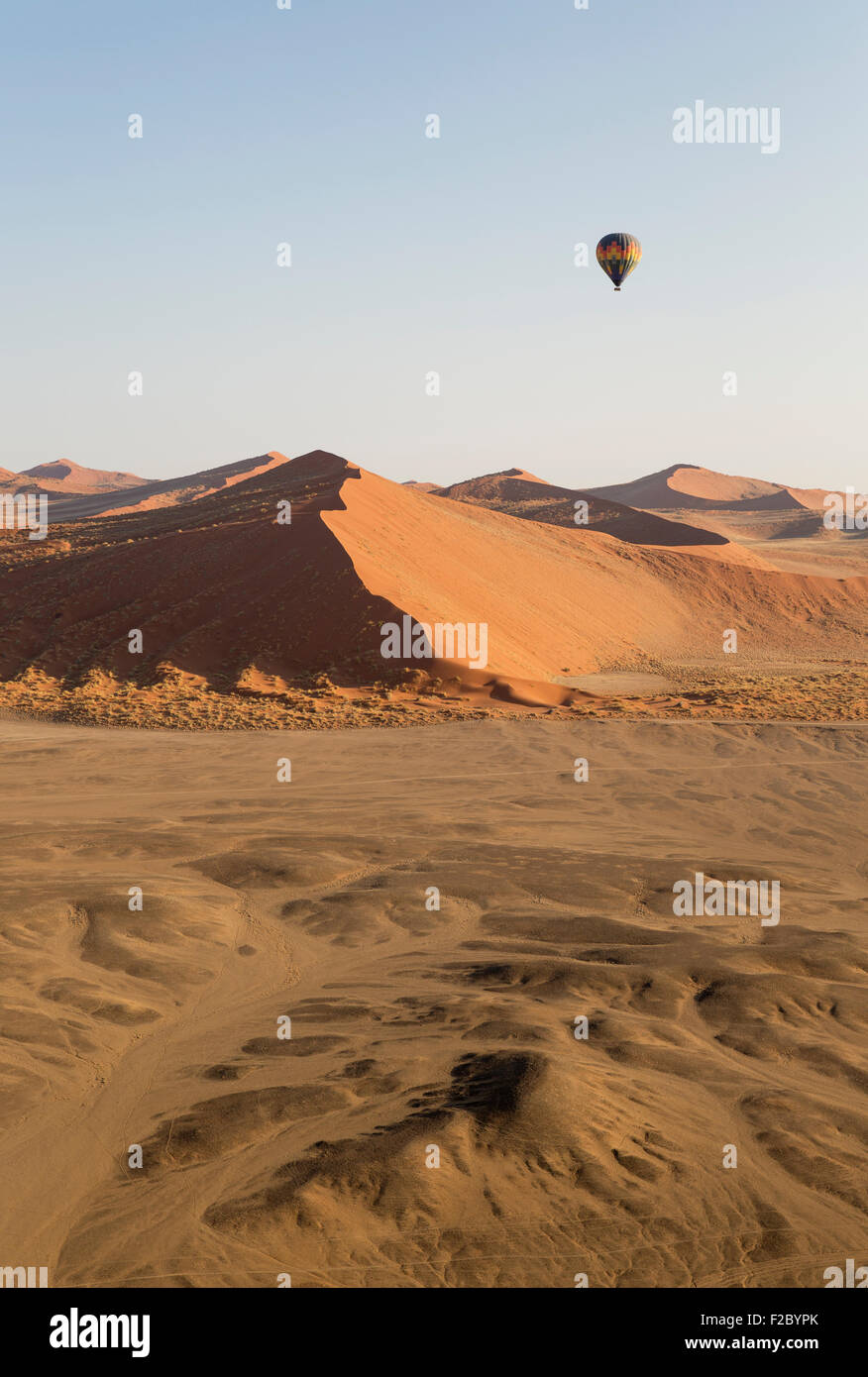 Ballon à air chaud au-dessus des dunes de sable du désert du Namib, photographié d'un deuxième ballon, Namib-Naukluft National Park Banque D'Images