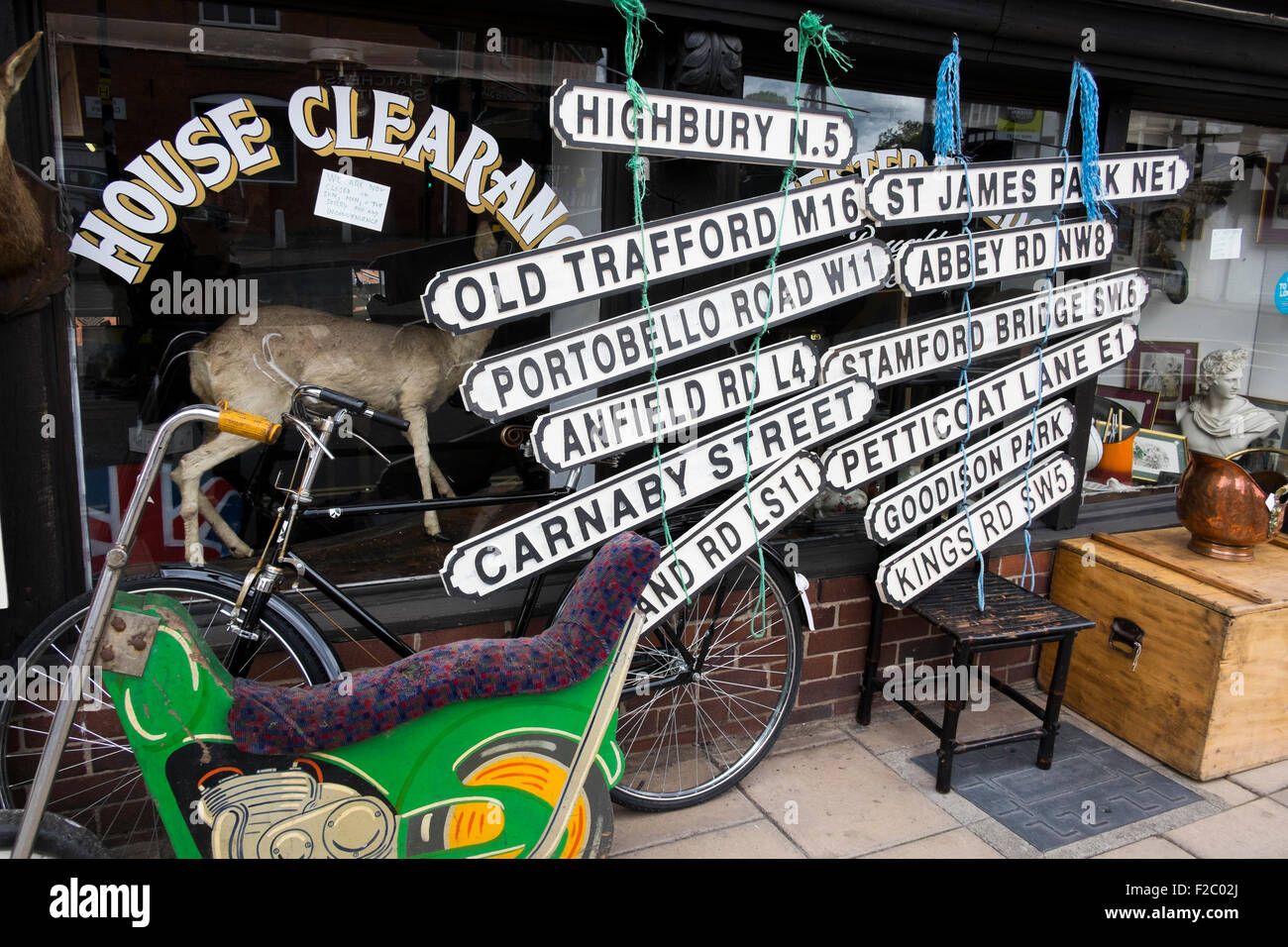 Les plaques de nom de rue de la reproduction à l'extérieur d'un magasin d'antiquités de Shrewsbury, Shropshire, Angleterre Banque D'Images