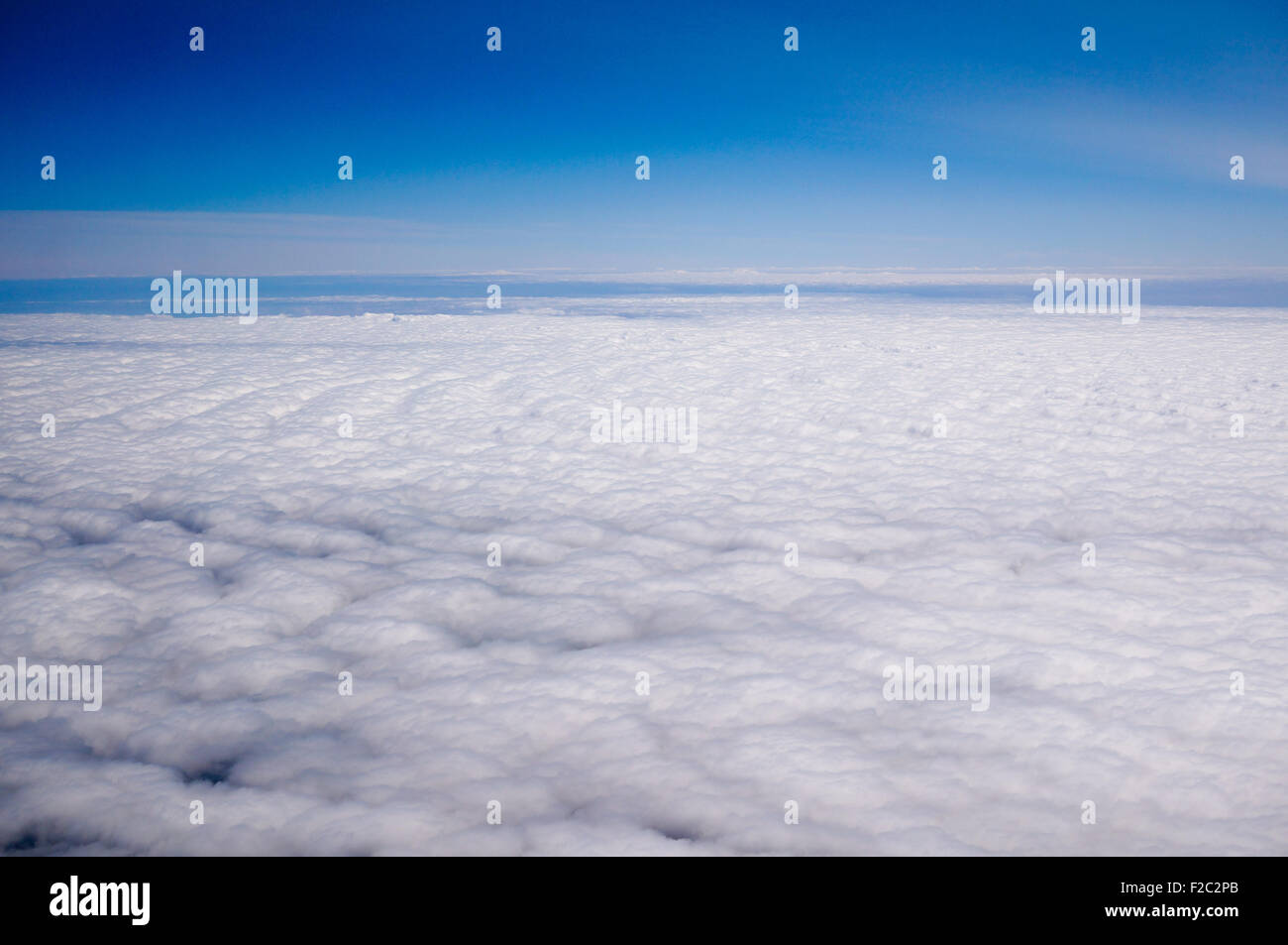 Au-dessus des nuages sur le ciel bleu clair avec le ciel Banque D'Images