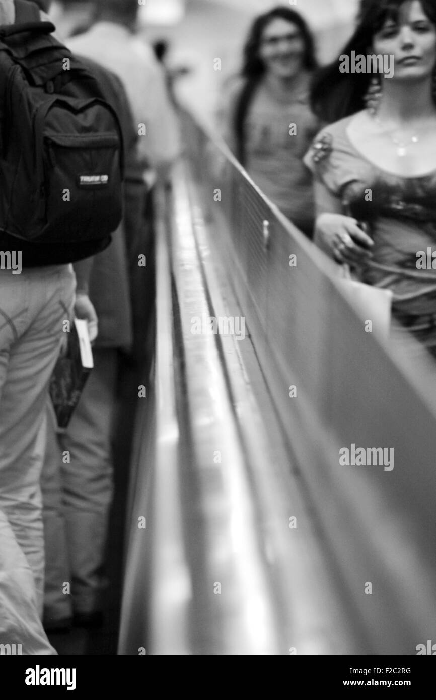 Femme sur l'escalator dans le métro de Paris Banque D'Images