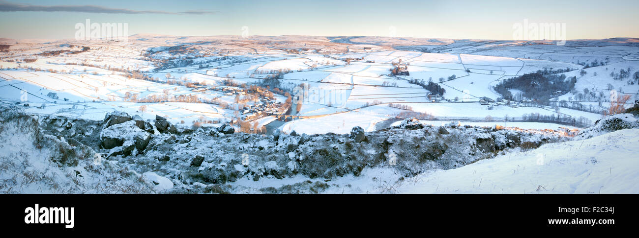 Burnsall village et la rivière Wharfe dans Wharfedale, décembre 2010. Banque D'Images