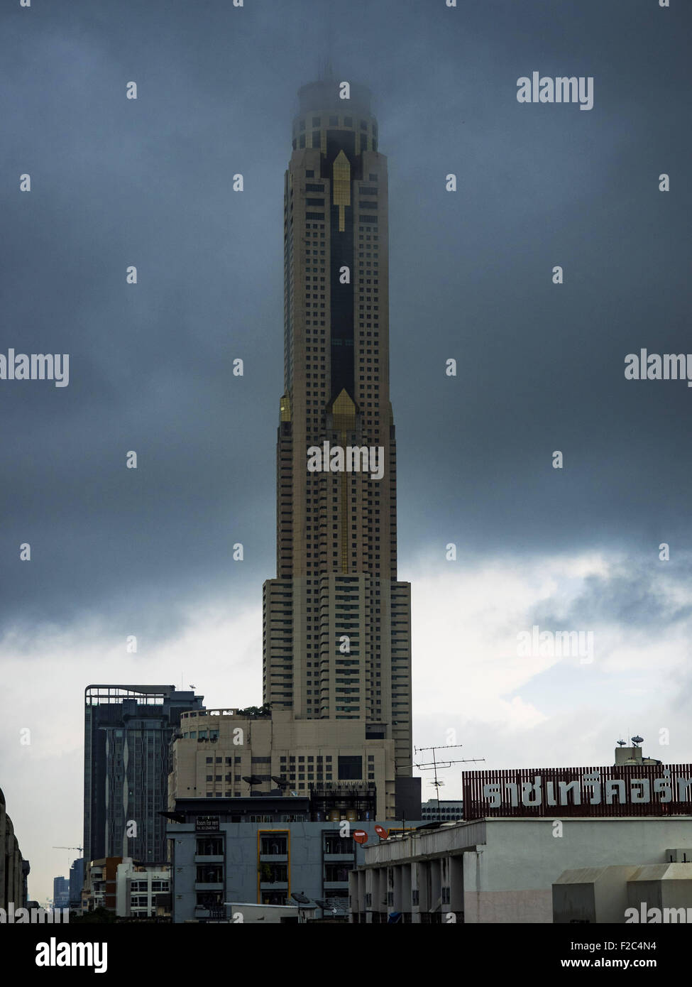 Bangkok, Thaïlande. 16 Sep, 2015. Le haut de la tour Baiyoke II est obscurci par les nuages pendant une tempête de pluie à Bangkok. C'est 304 mètres (997 pieds) de hauteur et la plus haute tour de Bangkok. Il a un hôtel avec plus de 600 chambres et d'un toit-terrasse d'observation. Les restes de la tempête tropicale ''Vamco'' frappé Bangkok mercredi. Tempête, rétrogradée en dépression tropicale, ont entraîné de la pluie sur le centre de la Thaïlande, notamment à Bangkok. Le Département météorologique thaïlandais a déclaré la tempête en aidant à atténuer la sécheresse qui a frappé la Thaïlande depuis la fin de l'année dernière. (Crédit Image : © Jack1977 Banque D'Images