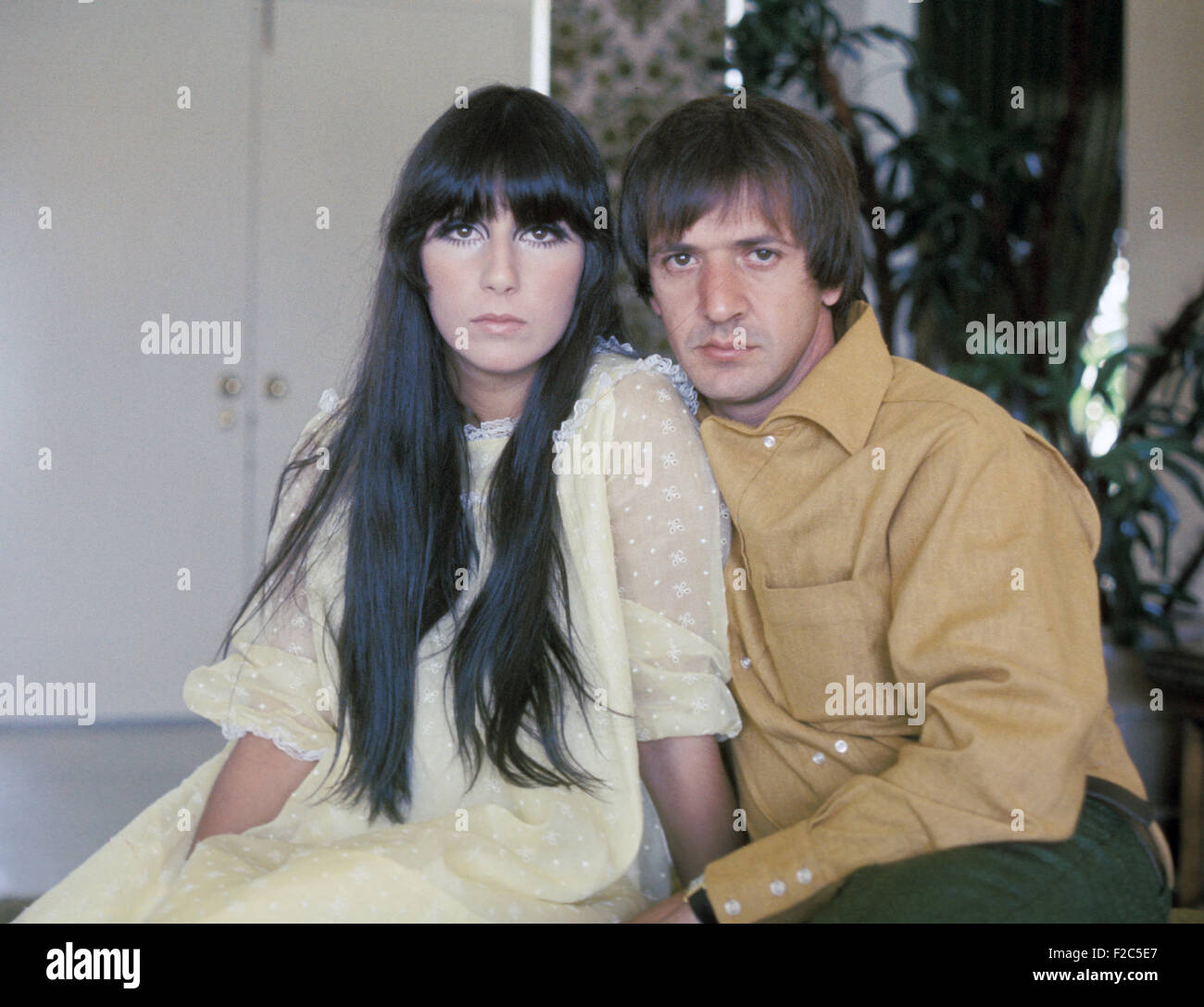 SONNY AND CHER duo vocal entre nous à propos de 1966 Banque D'Images