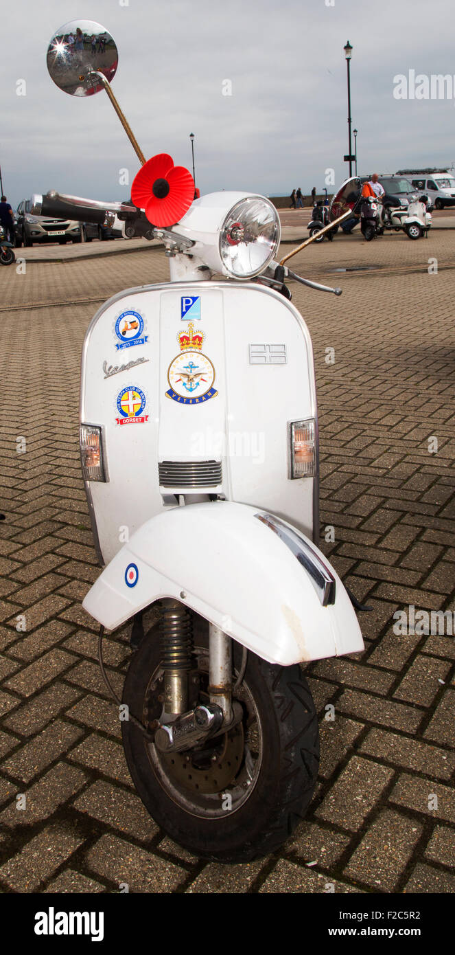 Un vespa scooter représenté sur le front de mer de Ryde, île de Wight. Banque D'Images