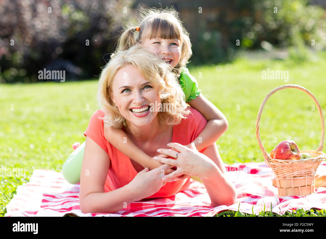 Famille heureuse allongé dans l'herbe en été ou en automne Banque D'Images