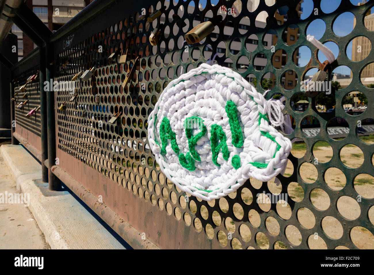 Bombardement de fils, en cercle autour d'un pont public clôture dans Malaga, Soho, l'Espagne. Banque D'Images