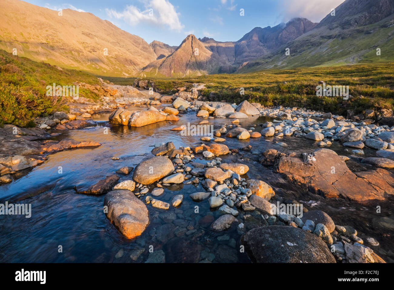 Un Fheadain Sgurr dans les montagnes Cuillin noires de Skye, en Écosse, au vu de la Fée pools sur le fragile de la rivière Banque D'Images