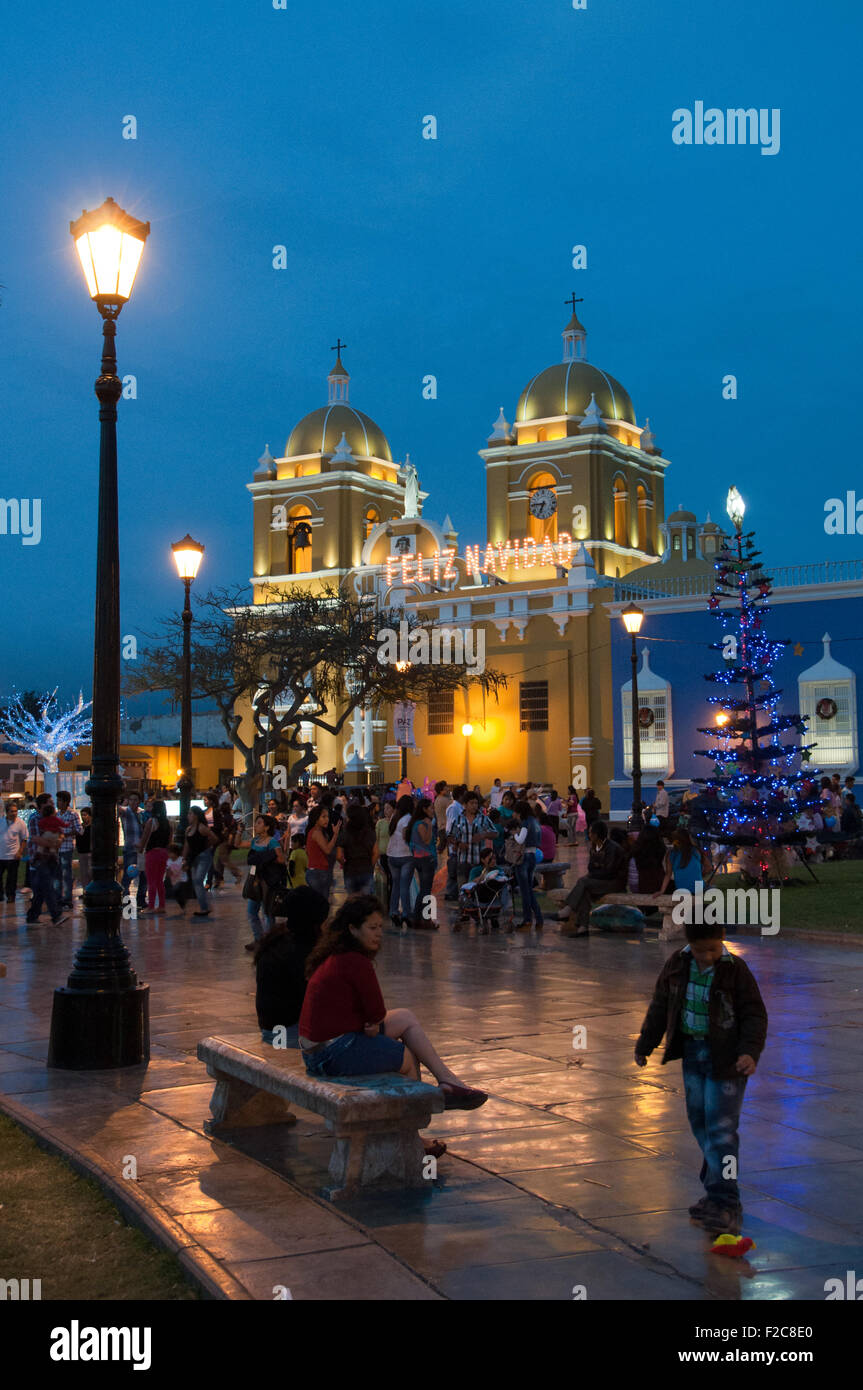 Place principale de la ville de Trujillo au Pérou à la tombée de la nuit avec les gens et l'arrière-plan de cathédrale et les lumières de Noël Banque D'Images