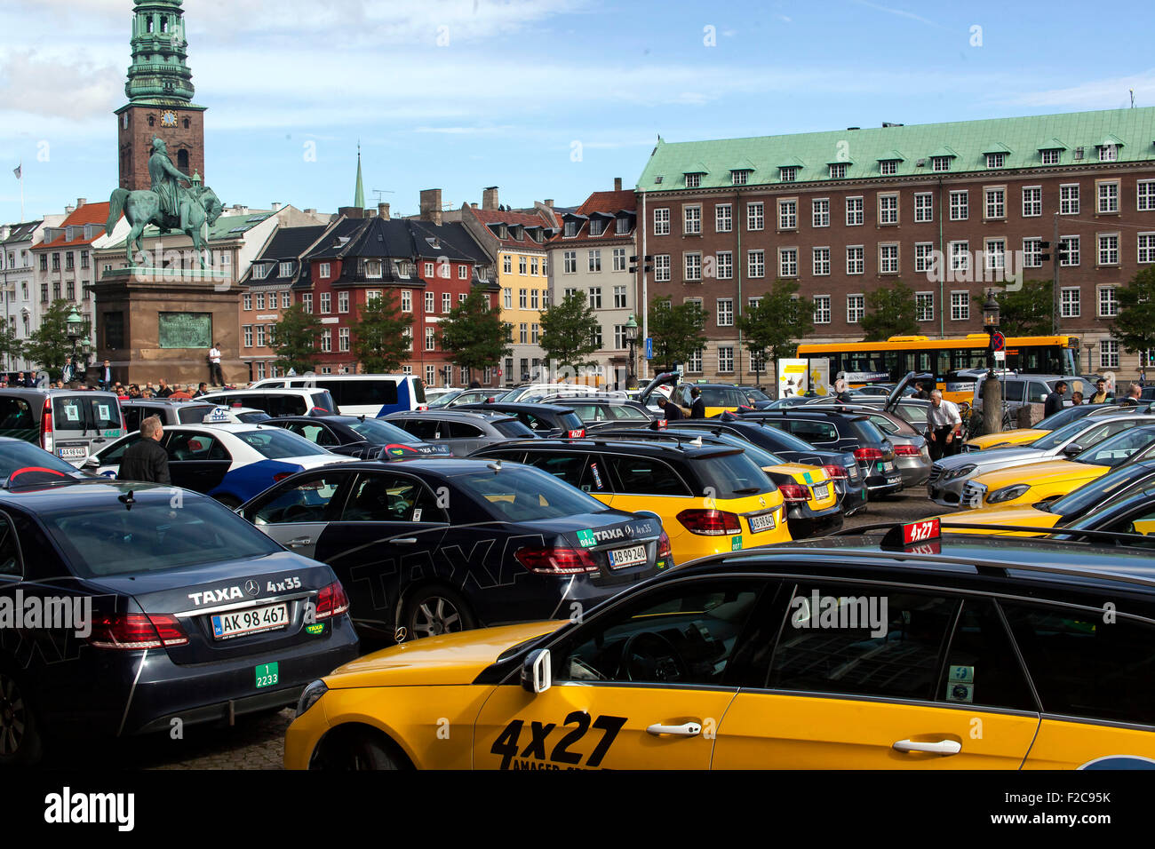 Copenhague, Danemark. 16 Septembre, 2015. Les taxis sont alignées en face de Copenhague le Parlement dans une manifestation de protestation contre l'internet basé entreprise de transport privée Uber. Ils ont exigé de l'Uber fermé au Danemark. Credit : OJPHOTOS/Alamy Live News Banque D'Images