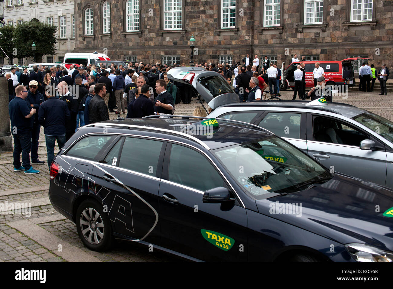Copenhague, Danemark. 16 Septembre, 2015. Les chauffeurs de taxi de Copenhague manifester contre Uber devant le Parlement danois. Ils ont fait valoir qu'uber offrir leur service en violation de la loi concernant la conduite de taxi et que les pilotes Uber ne payez pas d'impôt. Credit : OJPHOTOS/Alamy Live News Banque D'Images
