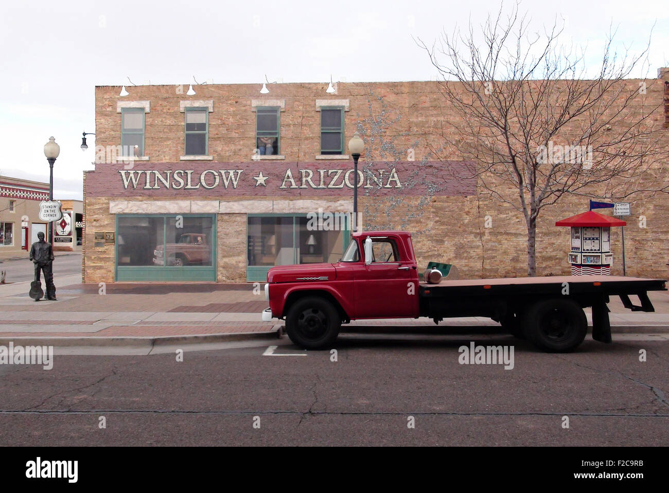 Standin' à l'angle Park commémorant l'Eagles chanson 'Take it easy' dans la région de Winslow, Arizona Banque D'Images