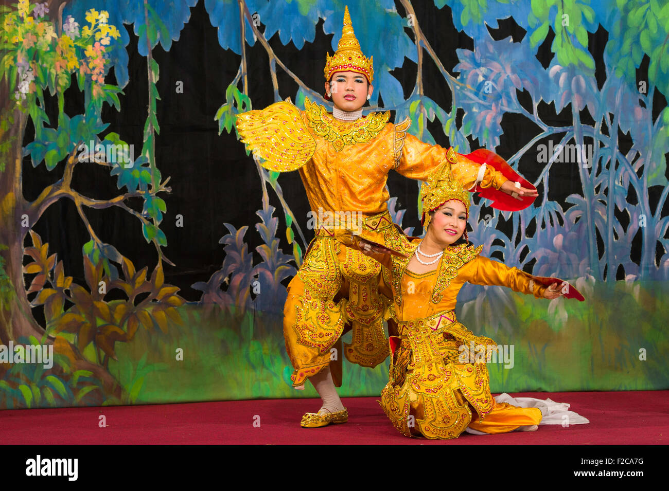 Danseurs birman - Yangon, Myanmar Banque D'Images