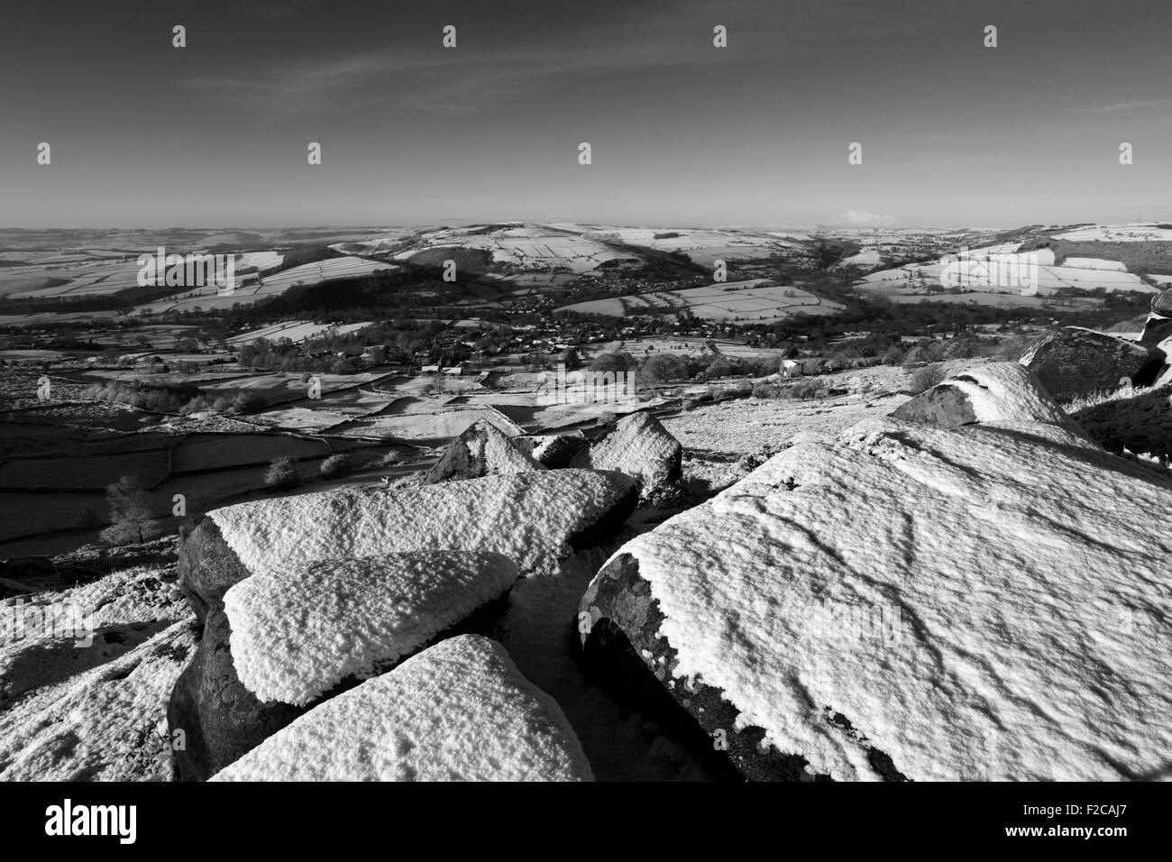 Janvier, neige de l'hiver vue sur Curbar ; bord ; comté de Derbyshire Peak District National Park, Angleterre, Royaume-Uni Banque D'Images