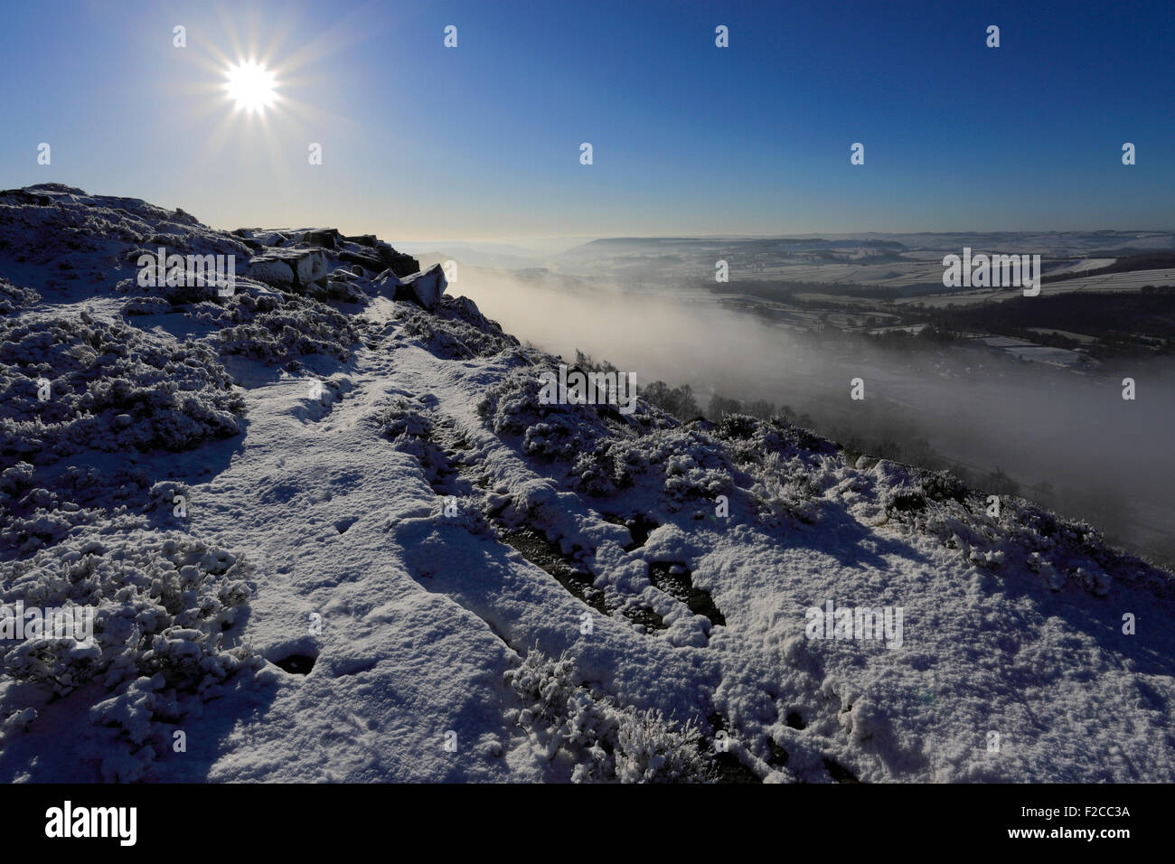 Janvier, hiver neige et brume sur la vallée, Curbar ; comté de Derbyshire Peak District National Park, Angleterre, Royaume-Uni Banque D'Images
