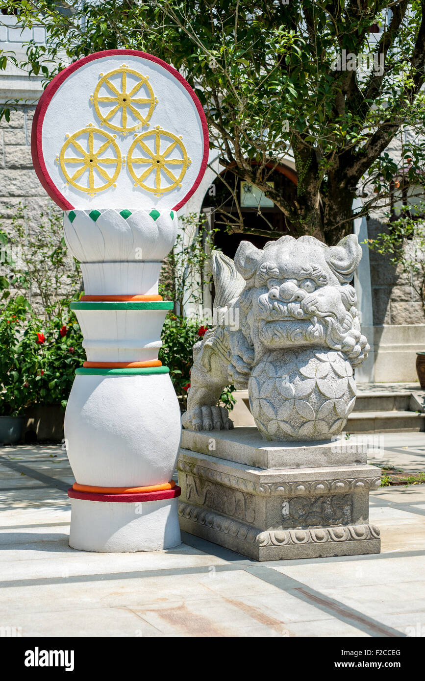 Statue de chien à l'extérieur de la face étain Tian monastère sur l'île de Lantau, Hong Kong Banque D'Images