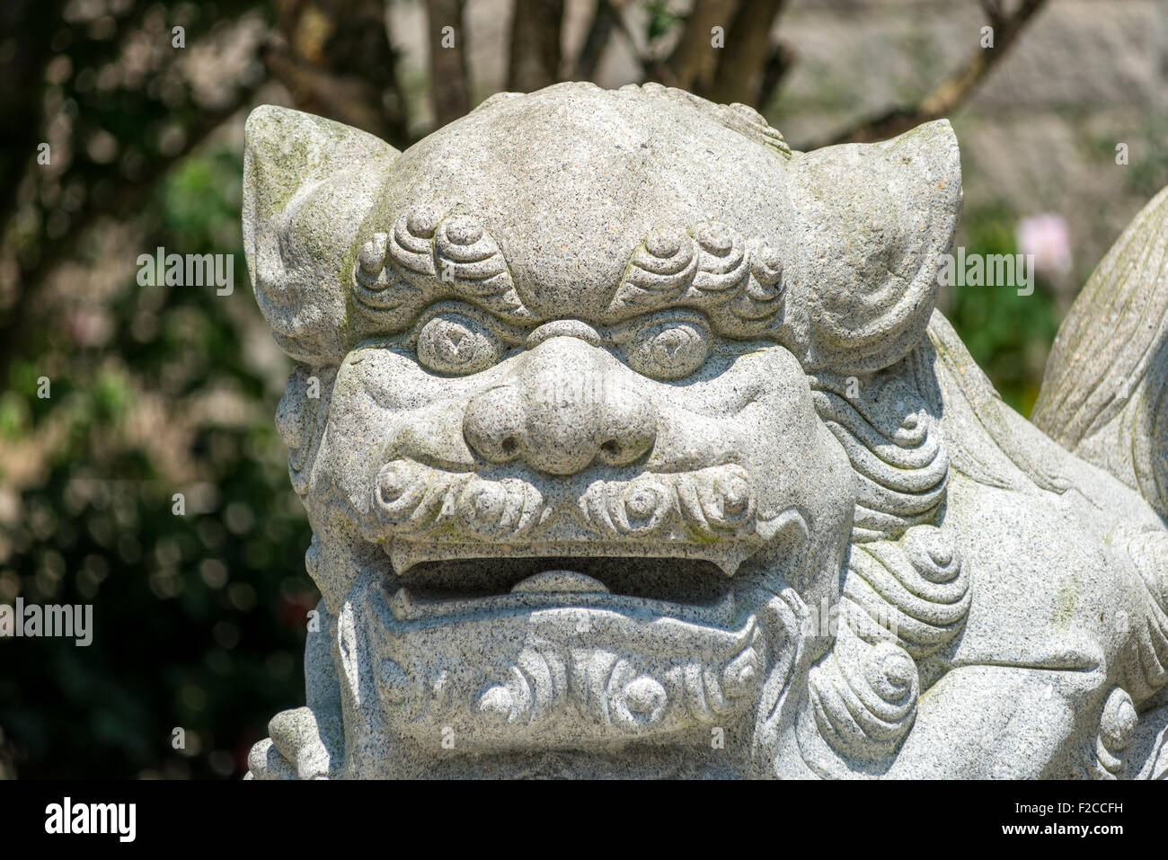 Temple bouddhiste à l'extérieur de la Sculpture d'un homme-chien face Banque D'Images