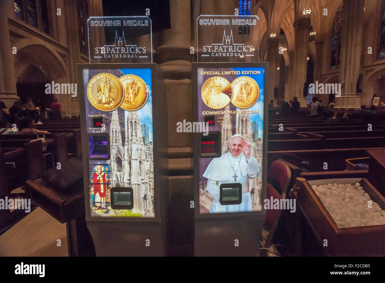 New York, USA. 16 Sep, 2015. Distributeurs automatiques dans la Cathédrale St Patrick, à New York, vendre des souvenirs des crédits dont une pour le Pape François' visite du mardi, 15 septembre 2015. Le pape François, le Saint Père, va prier à la vêpres dans la cathédrale le 24 septembre lors de sa visite aux États-Unis. A New York, il va visiter Central Park et entraîner une masse au Madison Square Garden. Le pape sera aux États-Unis à partir du 22 septembre à Washington DC, New York et Philadelphie. Crédit : Richard Levine/Alamy Live News Banque D'Images