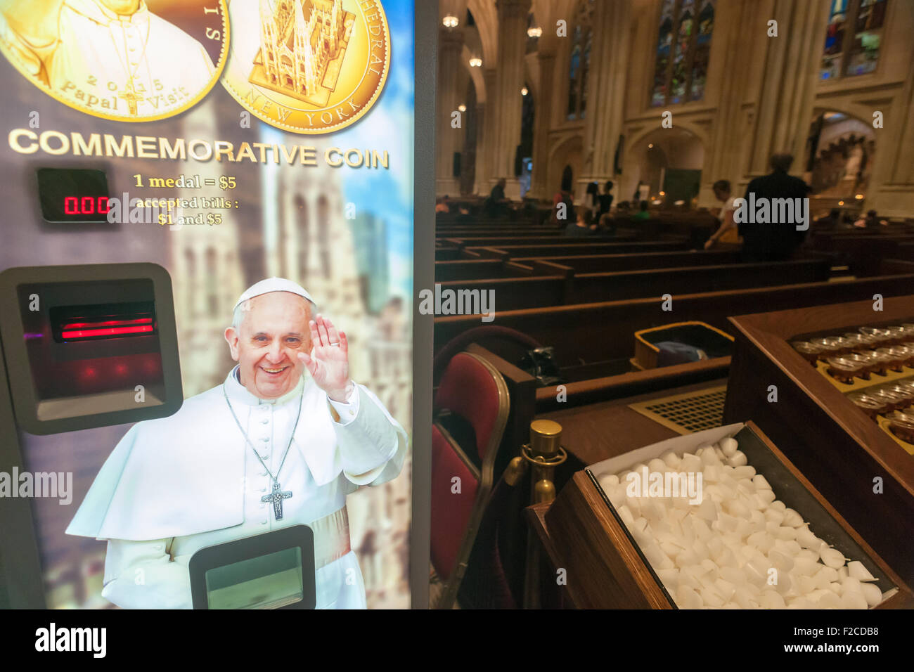 New York, USA. 16 Sep, 2015. Distributeurs automatiques dans la Cathédrale St Patrick, à New York, vendre des souvenirs des crédits dont une pour le Pape François' visite du mardi, 15 septembre 2015. Le pape François, le Saint Père, va prier à la vêpres dans la cathédrale le 24 septembre lors de sa visite aux États-Unis. A New York, il va visiter Central Park et entraîner une masse au Madison Square Garden. Le pape sera aux États-Unis à partir du 22 septembre à Washington DC, New York et Philadelphie. Crédit : Richard Levine/Alamy Live News Banque D'Images