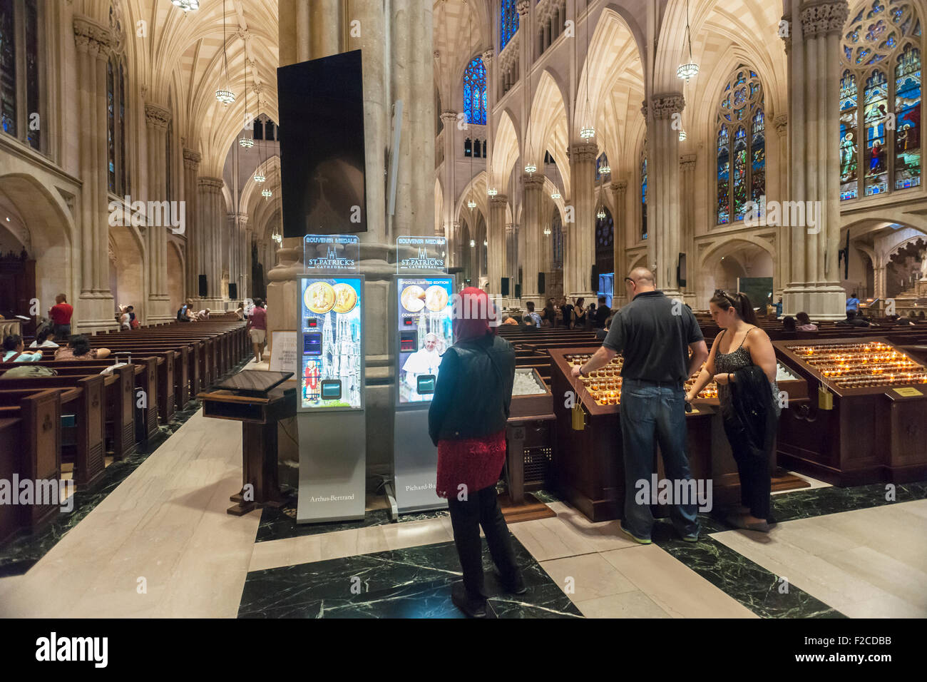 New York, USA. 16 Sep, 2015. Distributeurs automatiques dans la Cathédrale St Patrick, à New York, vendre des souvenirs des crédits dont une pour le Pape François' visite du mardi, 15 septembre 2015. Le pape François, le Saint Père, va prier à la vêpres dans la cathédrale le 24 septembre lors de sa visite aux États-Unis. A New York, il va visiter Central Park et entraîner une masse au Madison Square Garden. Le pape sera aux États-Unis à partir du 22 septembre à Washington DC, New York et Philadelphie. Crédit : Richard Levine/Alamy Live News Banque D'Images