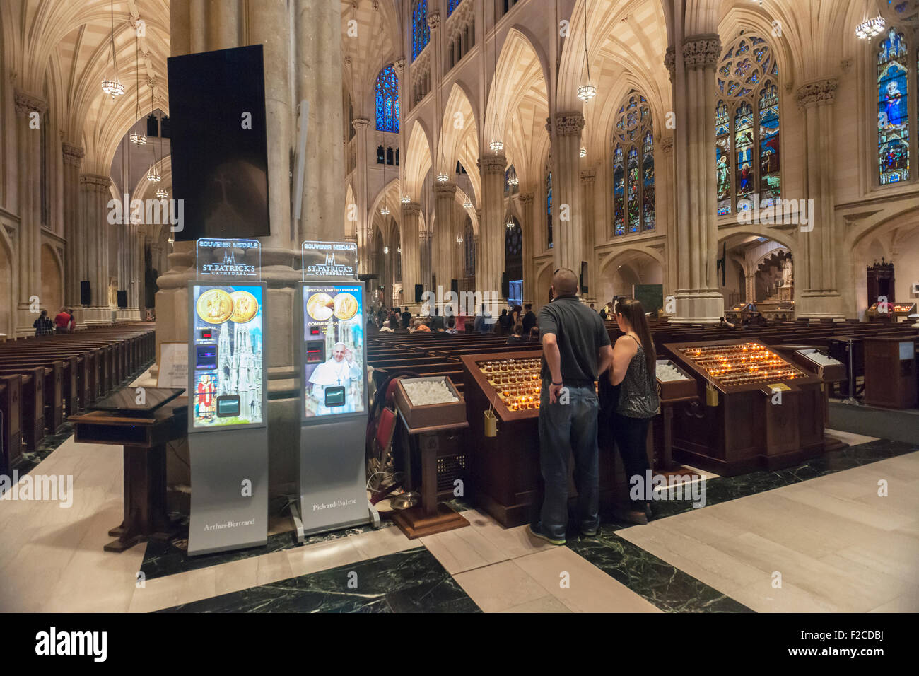 New York, USA. 16 Sep, 2015. Distributeurs automatiques dans la Cathédrale St Patrick, à New York, vendre des souvenirs des crédits dont une pour le Pape François' visite du mardi, 15 septembre 2015. Le pape François, le Saint Père, va prier à la vêpres dans la cathédrale le 24 septembre lors de sa visite aux États-Unis. A New York, il va visiter Central Park et entraîner une masse au Madison Square Garden. Le pape sera aux États-Unis à partir du 22 septembre à Washington DC, New York et Philadelphie. Crédit : Richard Levine/Alamy Live News Banque D'Images
