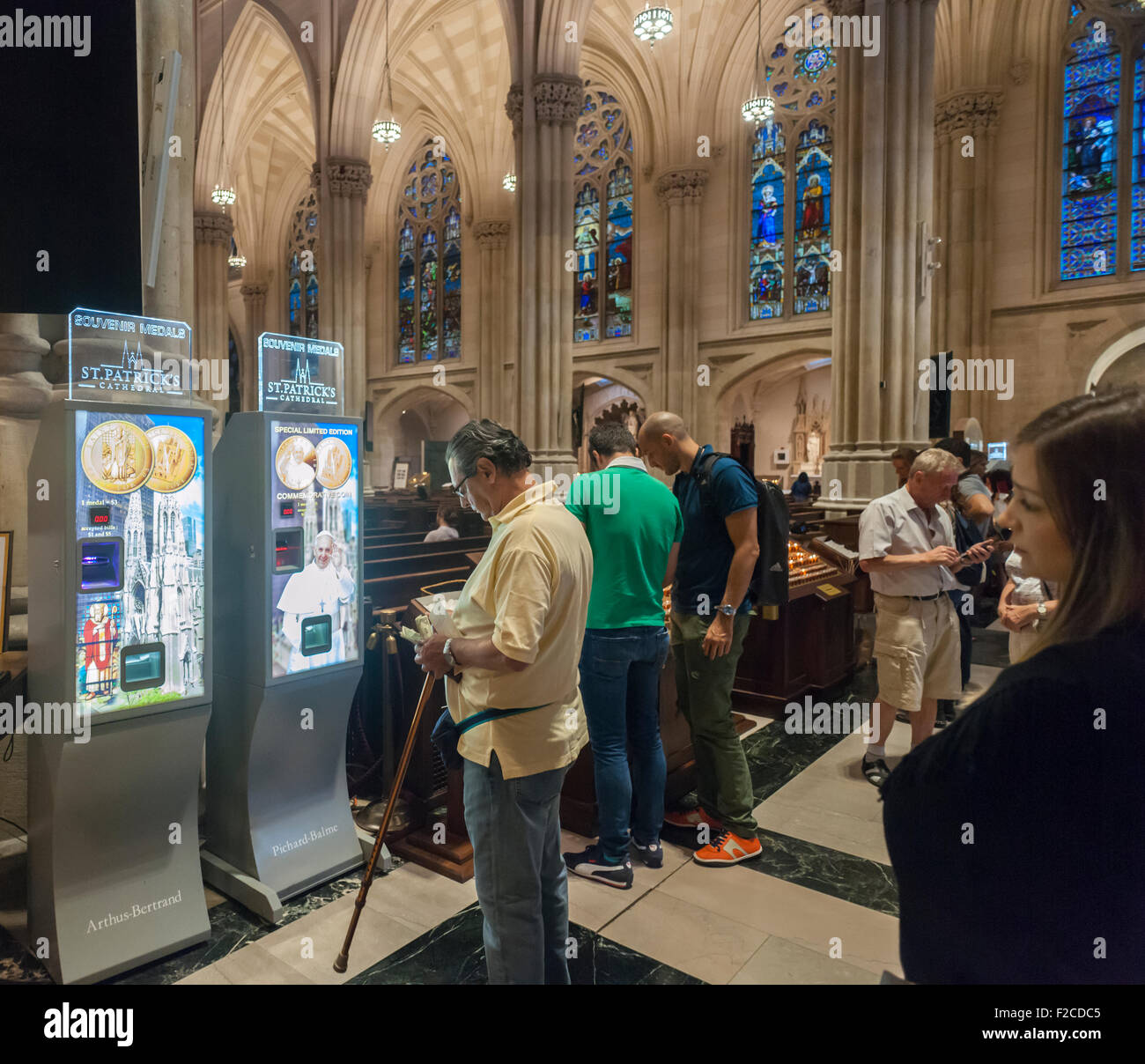 New York, USA. 16 Sep, 2015. Distributeurs automatiques dans la Cathédrale St Patrick, à New York, vendre des souvenirs des crédits dont une pour le Pape François' visite du mardi, 15 septembre 2015. Le pape François, le Saint Père, va prier à la vêpres dans la cathédrale le 24 septembre lors de sa visite aux États-Unis. A New York, il va visiter Central Park et entraîner une masse au Madison Square Garden. Le pape sera aux États-Unis à partir du 22 septembre à Washington DC, New York et Philadelphie. Crédit : Richard Levine/Alamy Live News Banque D'Images