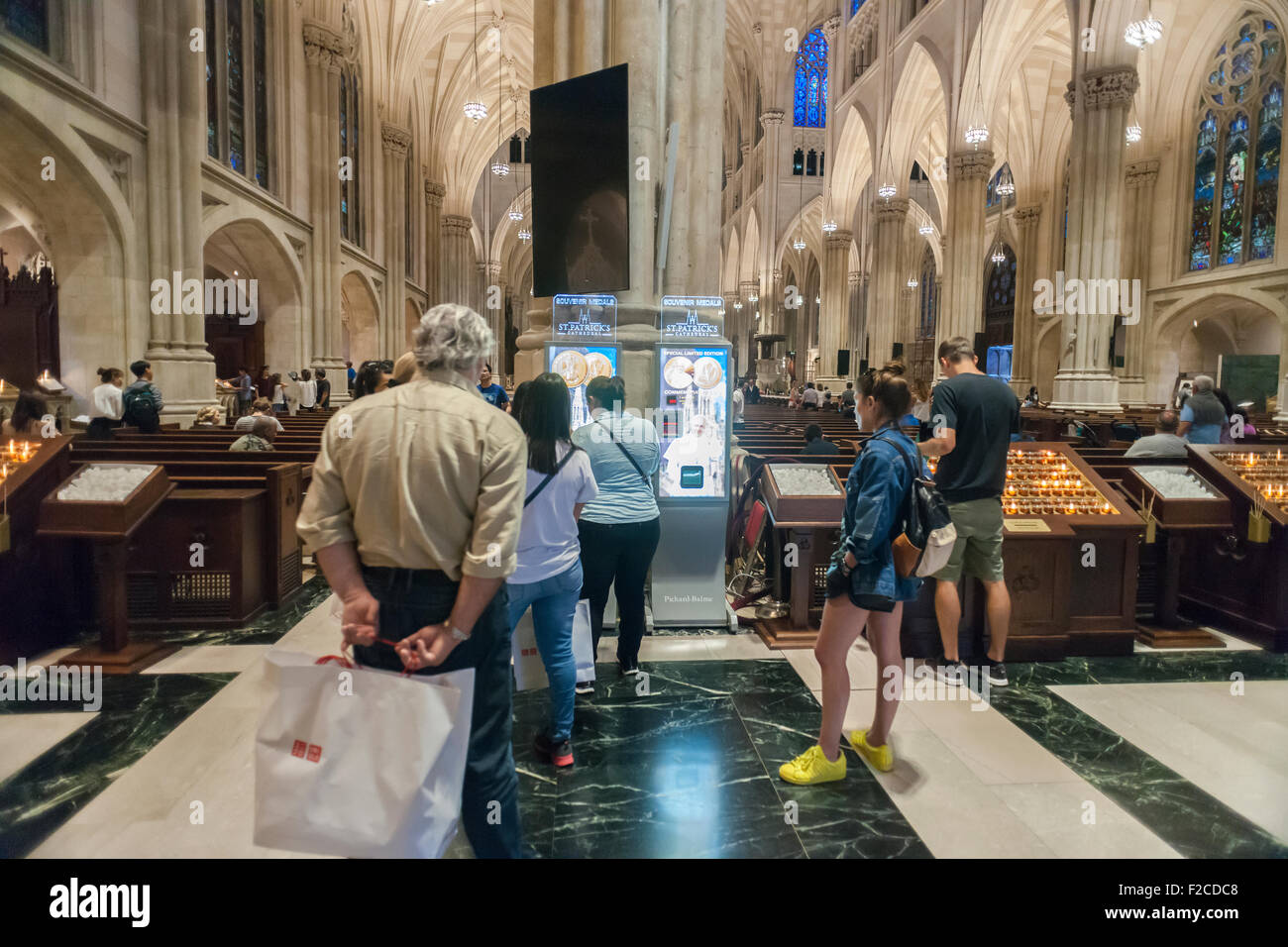 New York, USA. 16 Sep, 2015. Distributeurs automatiques dans la Cathédrale St Patrick, à New York, vendre des souvenirs des crédits dont une pour le Pape François' visite du mardi, 15 septembre 2015. Le pape François, le Saint Père, va prier à la vêpres dans la cathédrale le 24 septembre lors de sa visite aux États-Unis. A New York, il va visiter Central Park et entraîner une masse au Madison Square Garden. Le pape sera aux États-Unis à partir du 22 septembre à Washington DC, New York et Philadelphie. Crédit : Richard Levine/Alamy Live News Banque D'Images