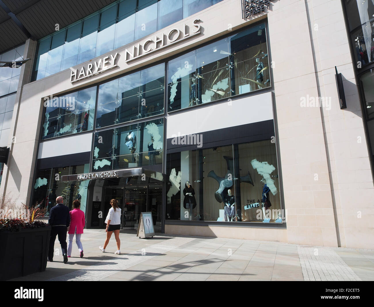 Le quartier branché de Harvey Nichols designer boutique en Nouvelle Cathédrale Street dans le centre-ville de Manchester, au Royaume-Uni, avec un ciel bleu derrière. Banque D'Images