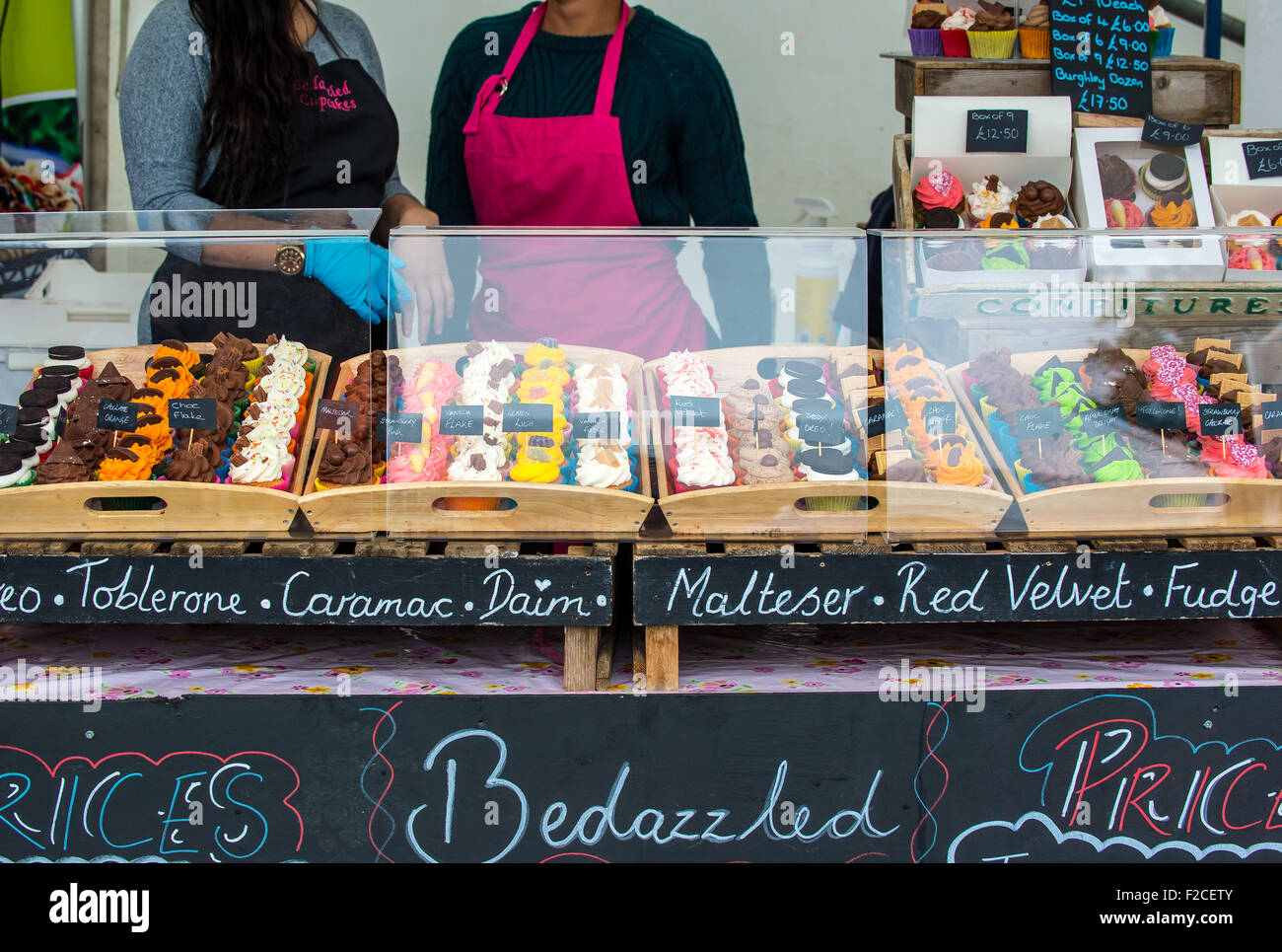 Tasse colorée des petits gâteaux en vente. Banque D'Images