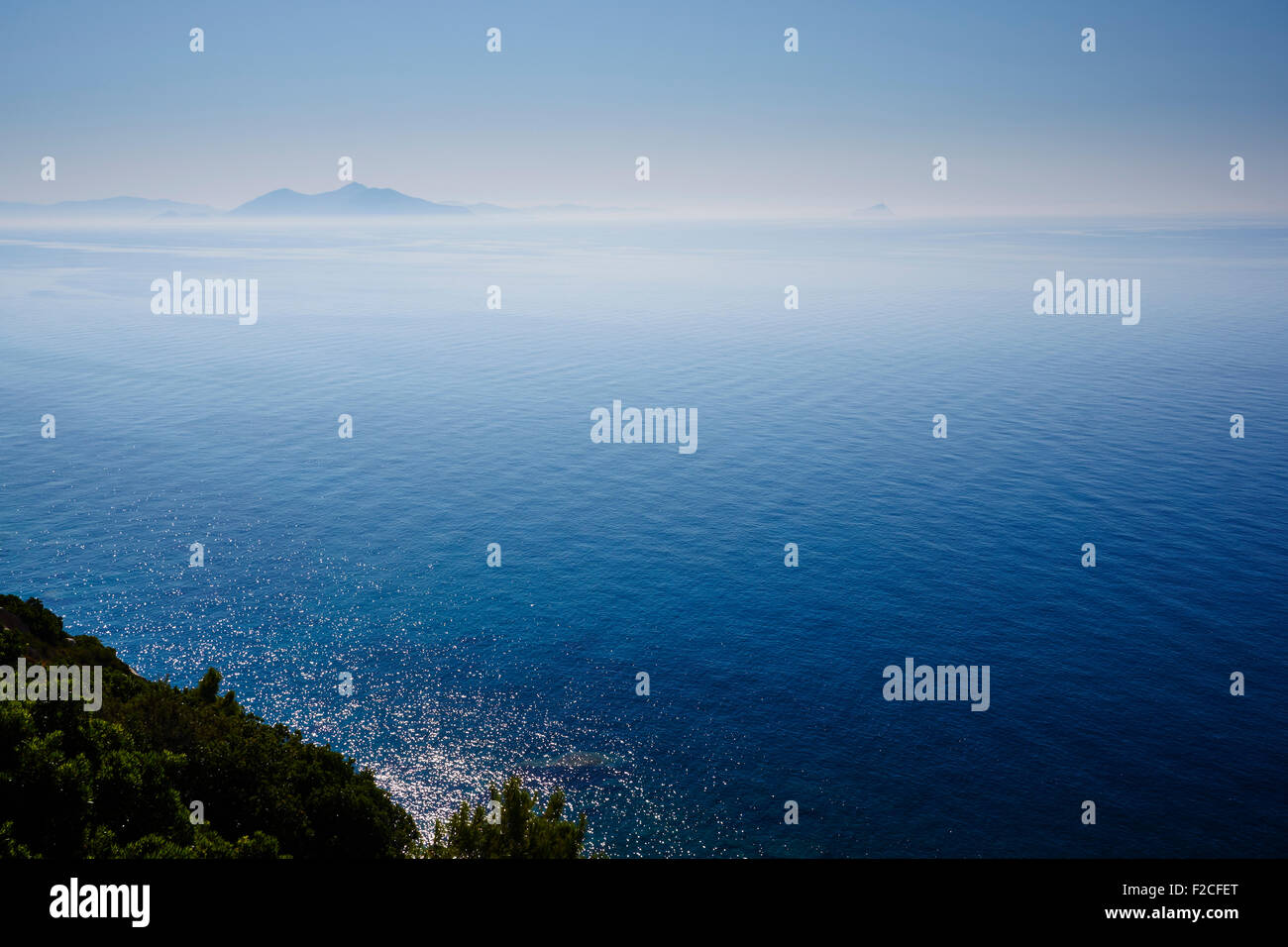 Mer Égée, Grèce, montrant fourni dans la distance, Ikaria au premier plan. Mer Icarian AKA Banque D'Images