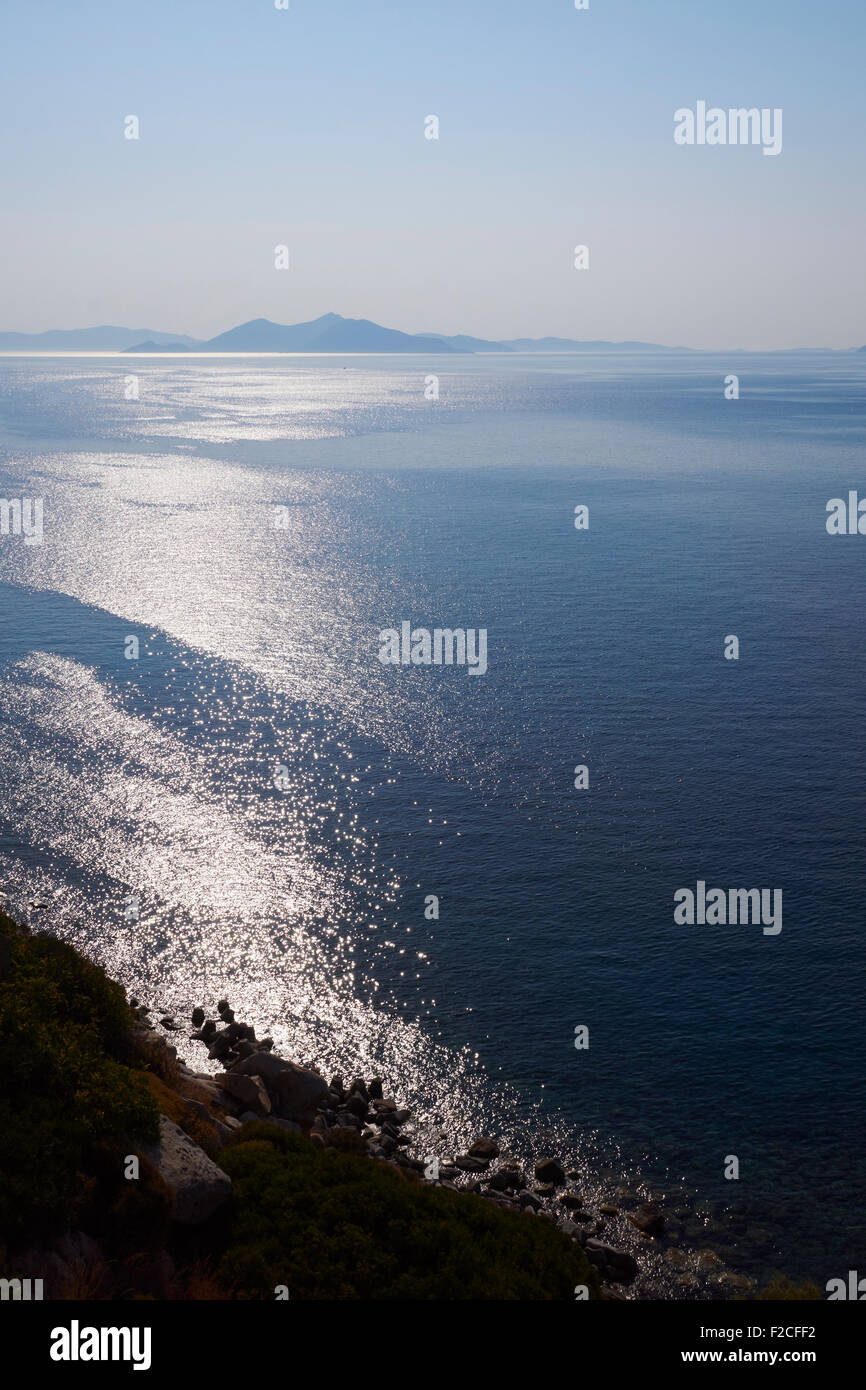 Mer Égée, Grèce, montrant fourni et Samos, Ikaria au loin à l'avant-plan. Mer Icarian AKA Banque D'Images
