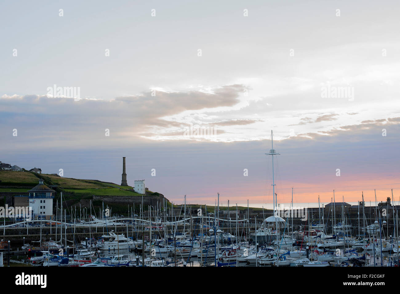 Bateaux dans le port de Whitehaven en regardant vers la bougie stick au coucher du soleil Banque D'Images Bateaux dans le port de Whitehaven en regardant vers la bougie stick au coucher du soleil Banque D'Images