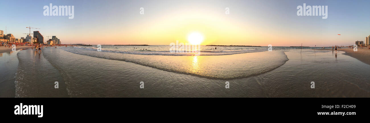 Israël, au Moyen-Orient : un coucher de soleil d'été à la plage à Tel Aviv, Mer Méditerranée Banque D'Images