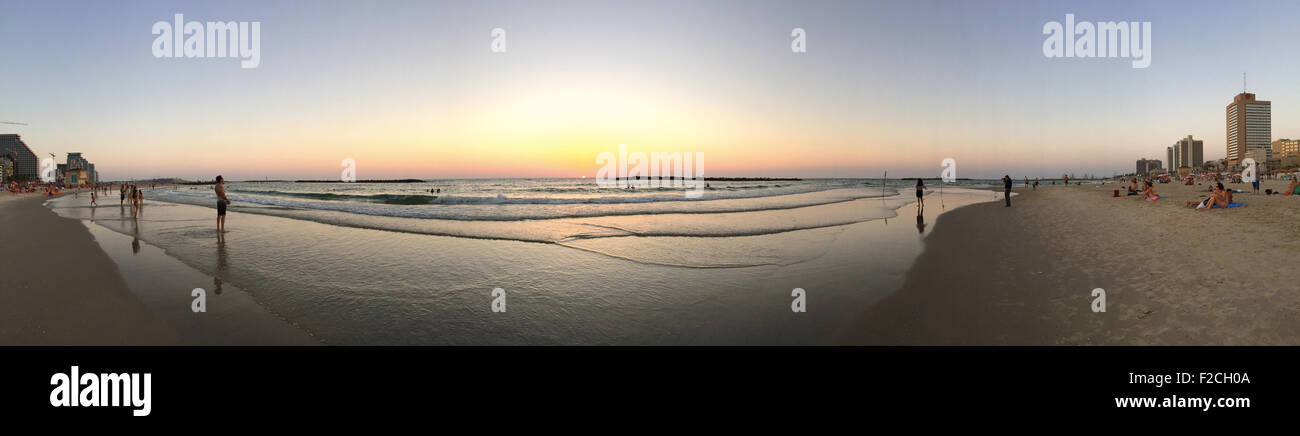Israël, au Moyen-Orient : un coucher de soleil d'été à la plage à Tel Aviv, Mer Méditerranée Banque D'Images