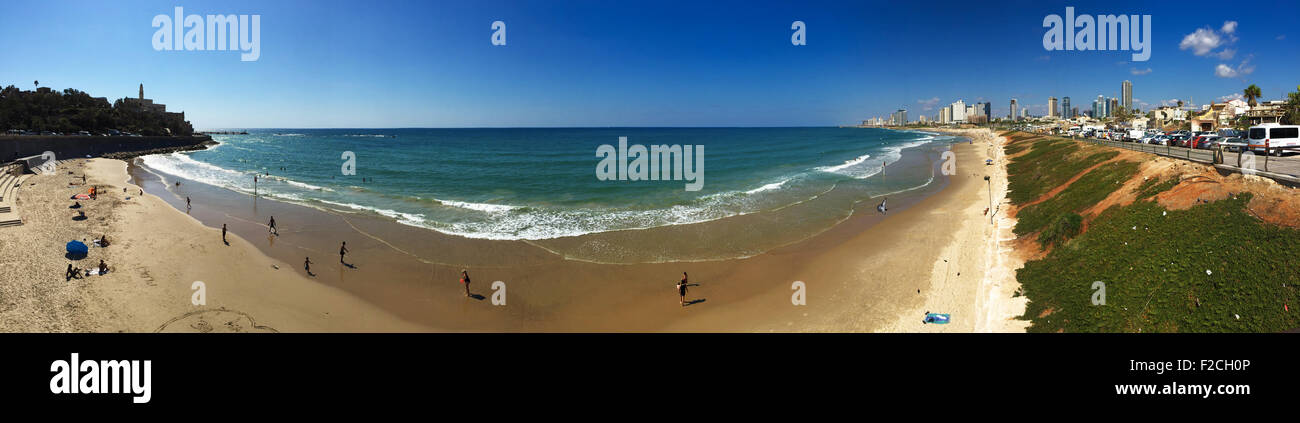 Journée d'été en Israël : la vieille ville de Jaffa sur la gauche et sur la droite de Tel Aviv, Mer Méditerranée Banque D'Images