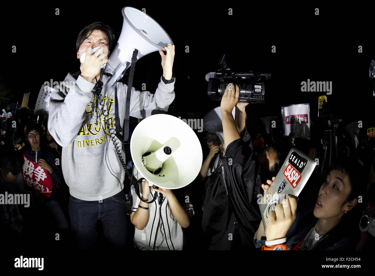 Tokyo, Japon. 16 Septembre, 2015. Aki Okuda chef de l'action d'urgence pour les élèves de la démocratie libérale (SEALDs) chants lors d'une manifestation contre le plan affectif a proposé de nouvelles lois devant le Parlement national le 16 septembre 2015, Tokyo, Japon. Credit : AFLO Co.,Ltd/Alamy Live News Banque D'Images