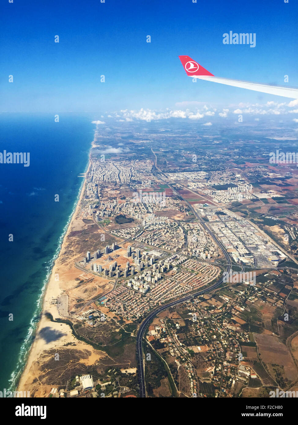 Israël : une vue de la côte, les plages et la ville de Tel Aviv à partir de l'avion, à l'atterrissage Banque D'Images
