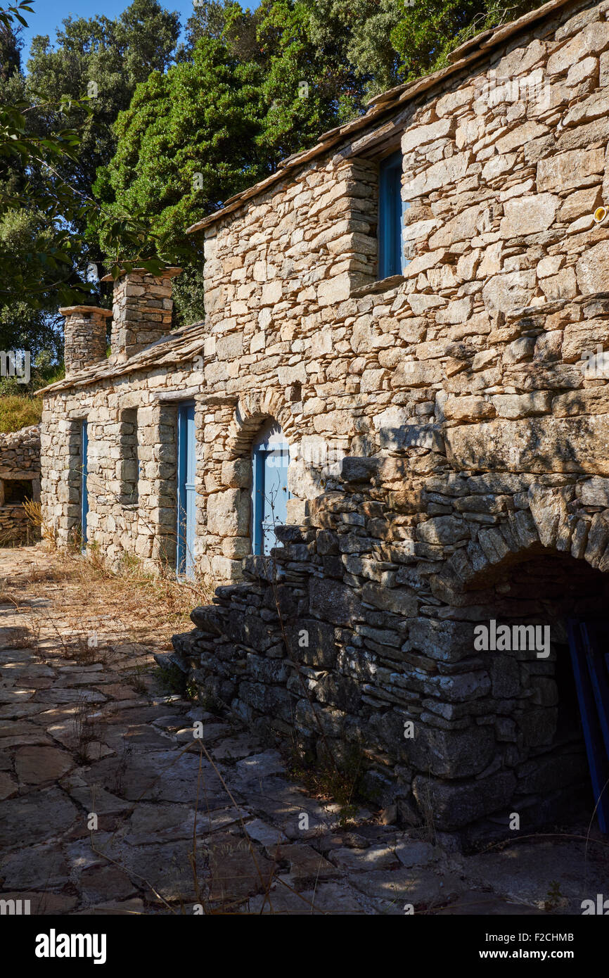 , Vrakades Ikaria, Grèce. La maison où Mikis Theodorakis a vécu lorsqu'il a été exilé sur l'île. Maintenant c'est un musée. Banque D'Images