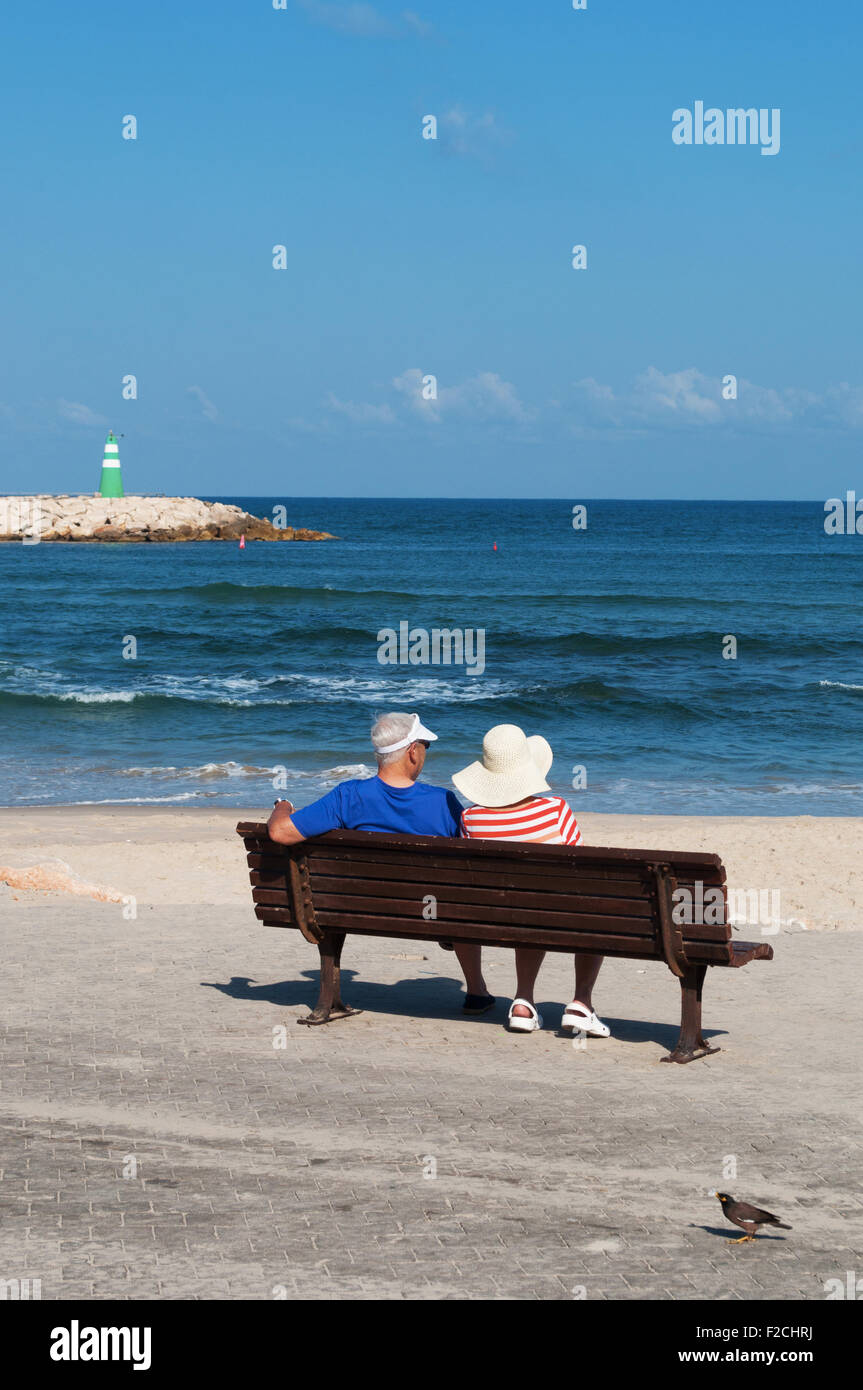 Tel Aviv, Israël : un couple sur un banc sur le front de mer de port de Tel Aviv, dont les uns en front de mer le long de la Méditerranée avec une vue à couper le souffle Banque D'Images