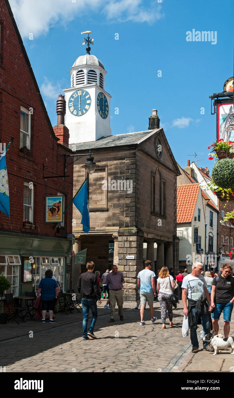 Les consommateurs et les touristes de passage la vieille ville située sur la rue de l'Église, Whitby, Yorkshire, Angleterre, Royaume-Uni Banque D'Images