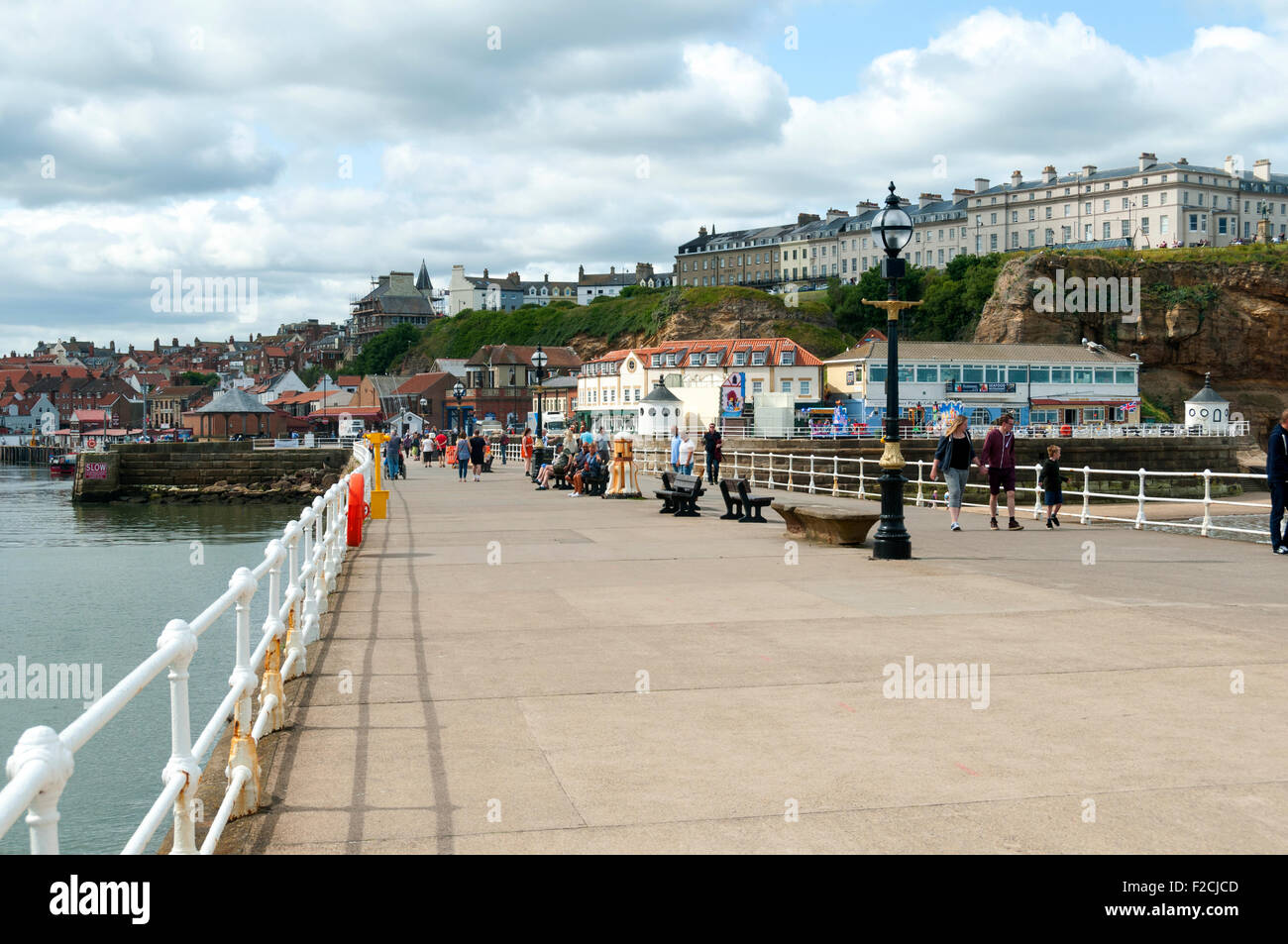 Whitby de la jetée ouest du port, Whitby, Yorkshire, Angleterre, Royaume-Uni Banque D'Images