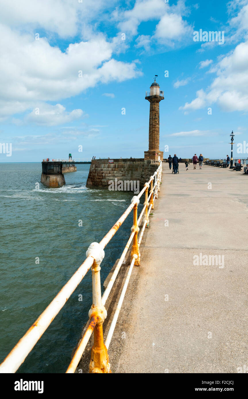 Le phare sur la jetée ouest du port de Whitby, Whitby, Yorkshire, Angleterre, Royaume-Uni Banque D'Images