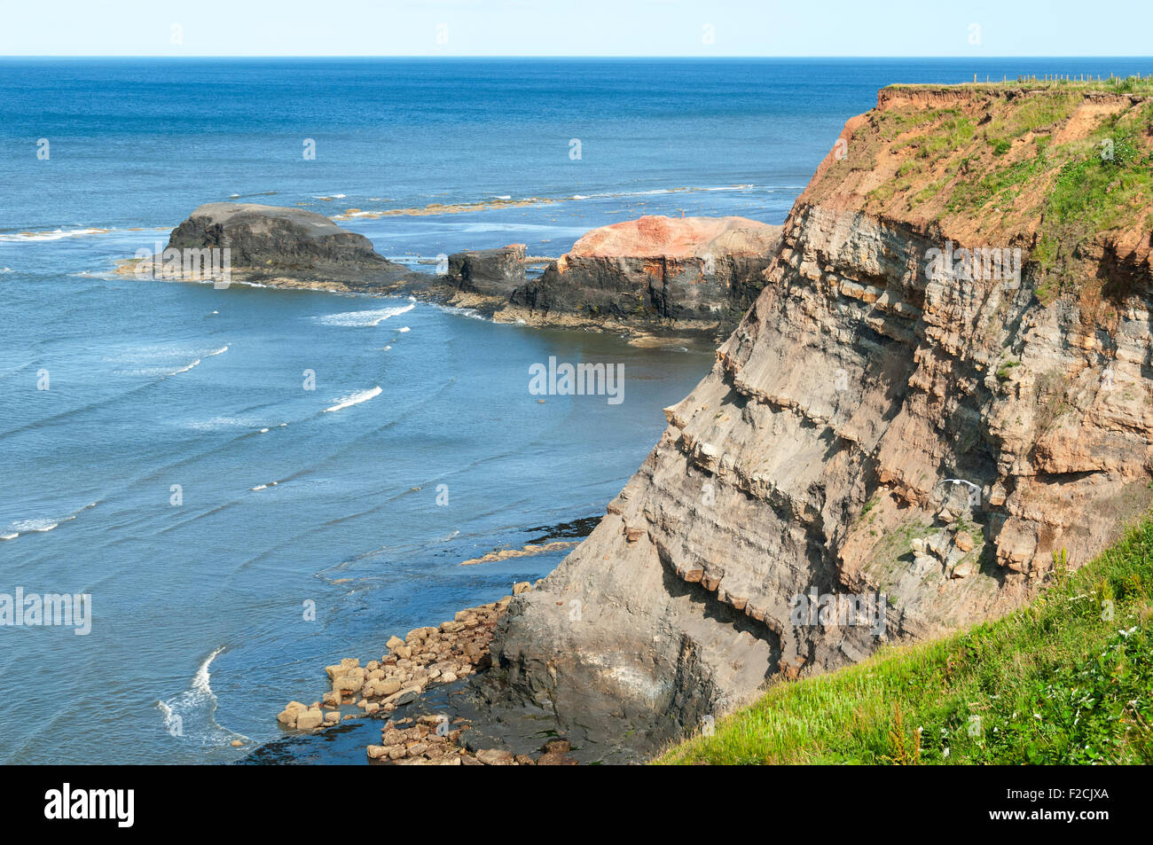 Saltwick Nab, près de Whitby, Yorkshire, Angleterre, Royaume-Uni. Du Cleveland Way sentier côtier. Banque D'Images