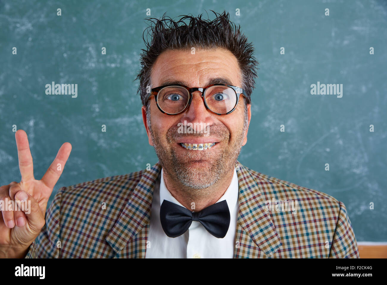 Silly Nerd retro homme enseignant à bretelles expression drole gagnant  victoire doigts Photo Stock - Alamy