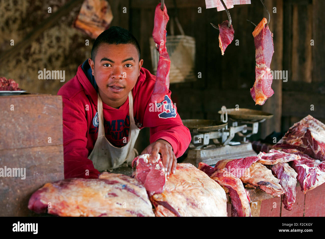 Boucher malgaches vendant de la viande de boucherie en plein air dans les rues de la ville haute Matsiatra Ambalavao, Madagascar, Afrique, Banque D'Images