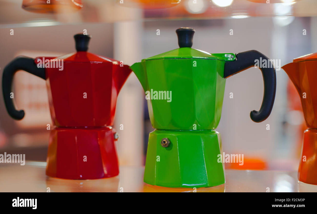 Avis de nombreux Moka colorés, cafetière italienne Banque D'Images