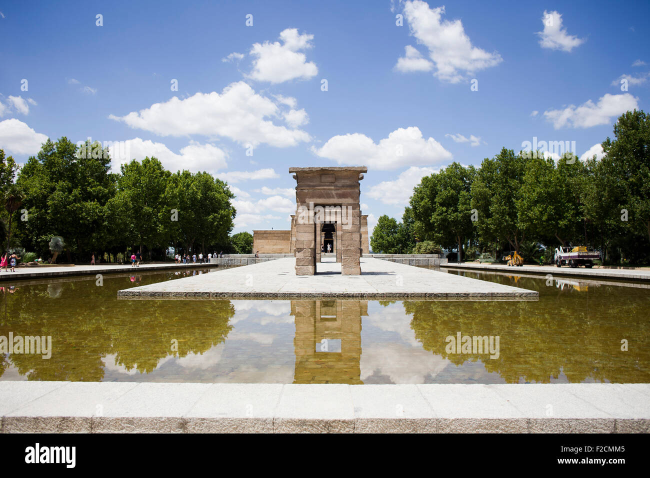 Le Temple égyptien de Debod, se reflète dans l'eau sur une journée ensoleillée à Madrid, Espagne. Banque D'Images