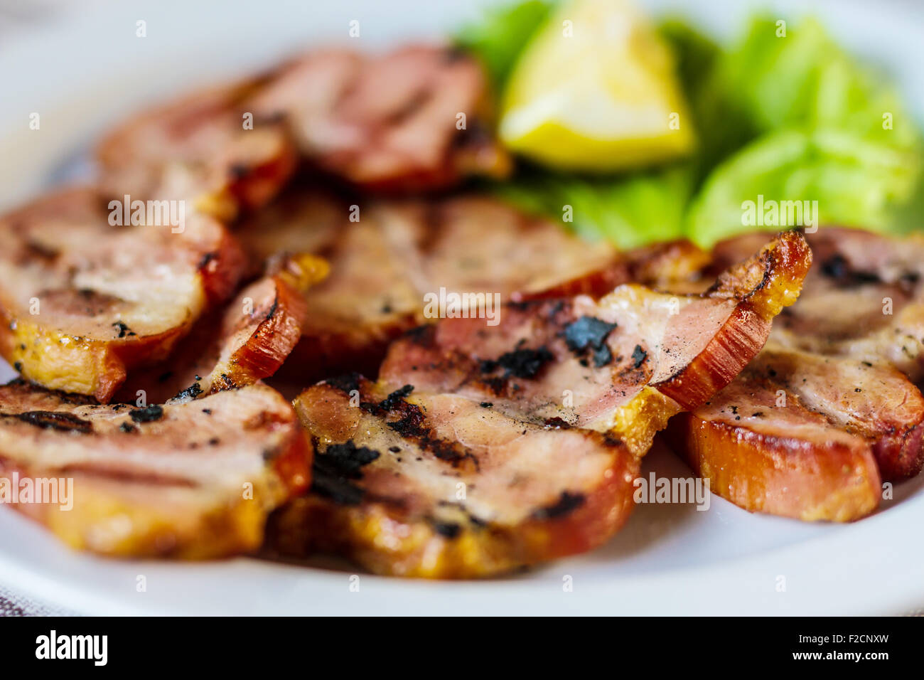 La viande de porc fraîche en restaurant. Apéritif rôti. Banque D'Images