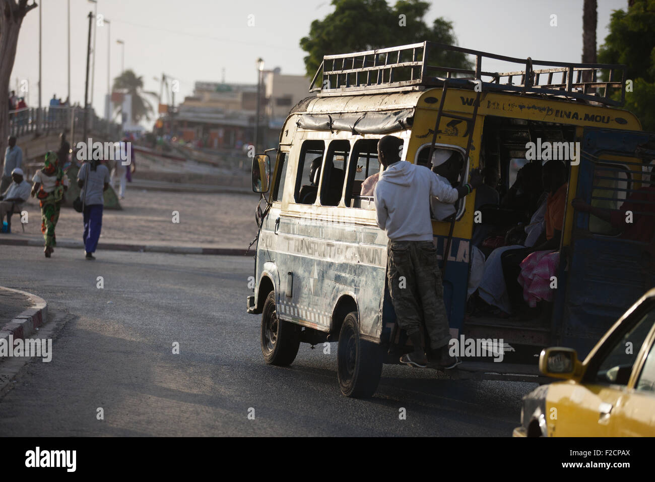 La vie urbaine dans les rues de Saint Louis, Sénégal Banque D'Images