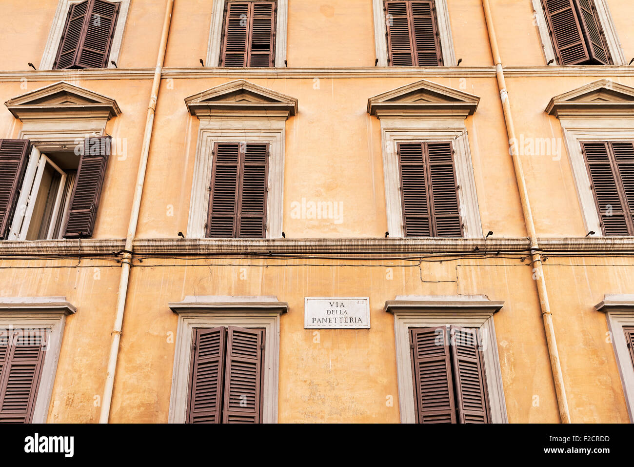 Vieux bâtiment coloré avec des fenêtres à volets, Rome, Italie Banque D'Images